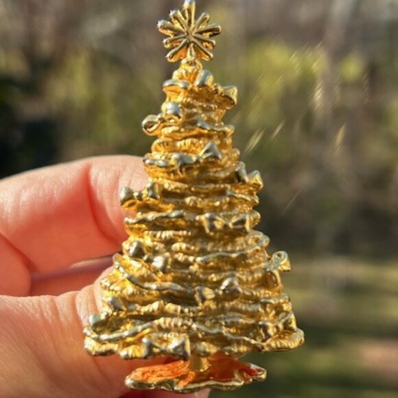 HOLIDAY🎄🎄AJC Gold Tone Textured Christmas Tree BROOCH - Picture 7 of 8